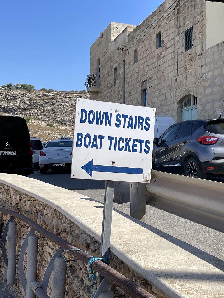 Blue White sign pointing to the blue grotto boat tickets