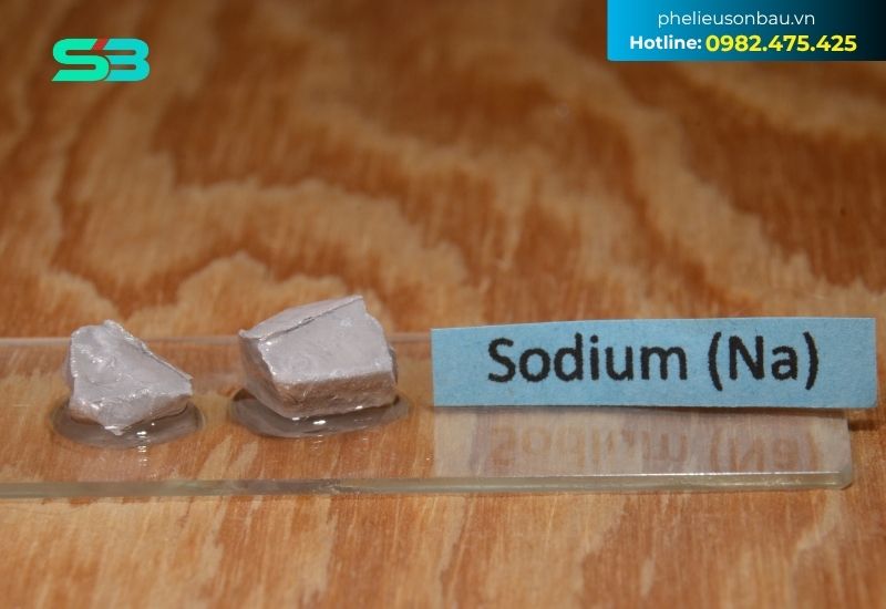 Natri có độ dẫn điện bằng khoảng 35% so với bạc