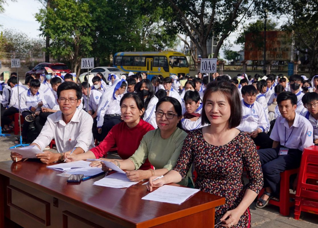 Học sinh Trường THPT Pleiku sôi nổi với hoạt động “Bảo vệ môi trường tự nhiên”