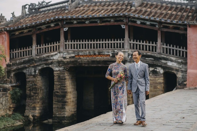 Bộ ảnh hấp hôn “tình bể bình” của cặp đội U80 chụp tại phố cổ Hội An