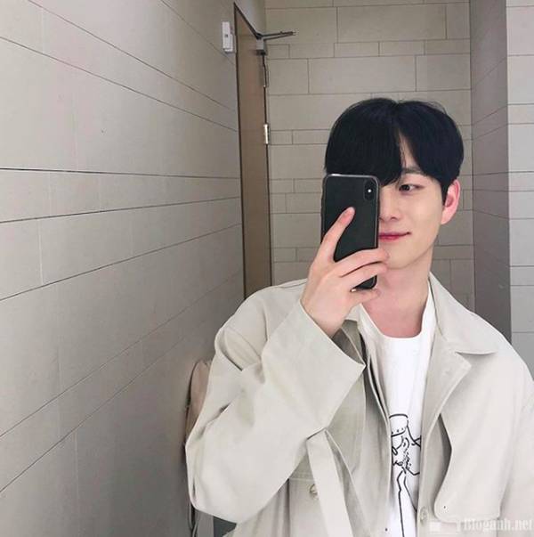 Cach-chup-anh-can-mat-truoc-guong