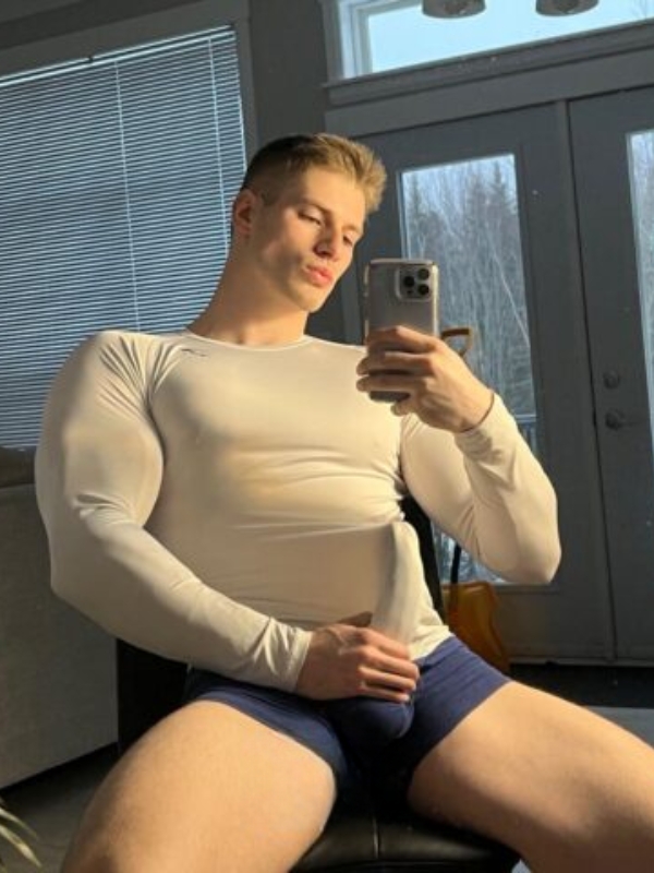 Tự tin khoe dáng, thần thái đỉnh cao.