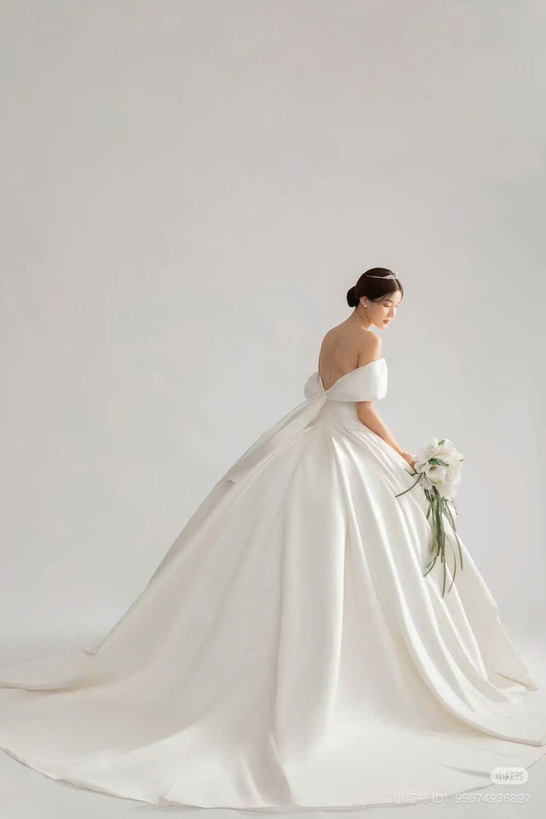 ảnh cô dâu chụp sau lưng