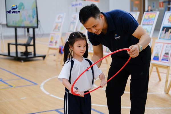 so-danh-day-hoc-trai-nghiem-va-day-hoc-truyen-thong