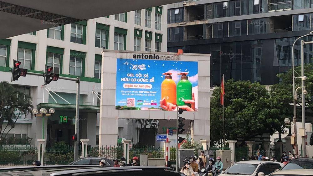 Mỹ phẩm Cỏ Cây Hoa Lá quảng cáo LED Trần Duy Hưng và LCD Aeon Mall Long Biên