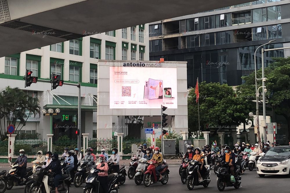 Màn hình LED quảng cáo ngoài trời tại 216 Trần Duy Hưng, Hà Nội