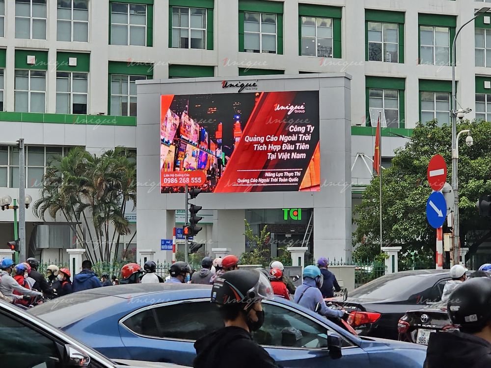 Màn hình LED quảng cáo ngoài trời tại 216 Trần Duy Hưng, Hà Nội