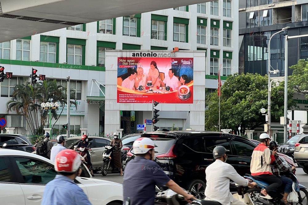 Màn hình LED quảng cáo ngoài trời tại 216 Trần Duy Hưng, Hà Nội