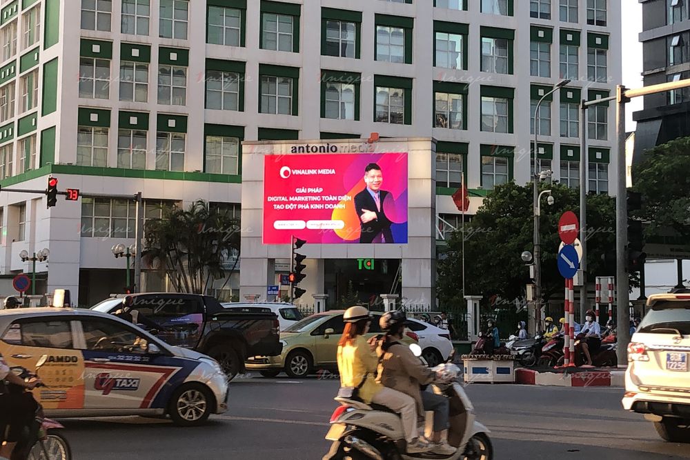 Màn hình LED quảng cáo ngoài trời tại 216 Trần Duy Hưng, Hà Nội