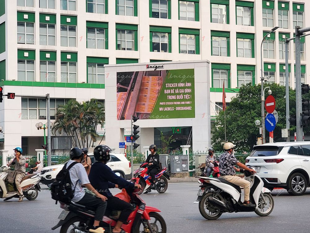 Màn hình LED quảng cáo ngoài trời tại 216 Trần Duy Hưng, Hà Nội