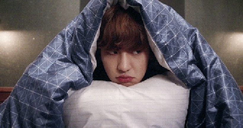 Nhiều người có thói quen trùm chăn kín đầu khi ngủ, nên hay không?