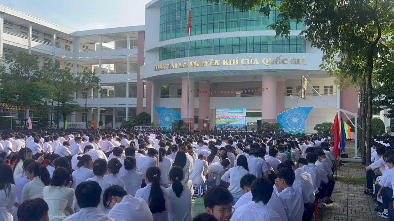 Có thể là hình ảnh về 2 người, đám đông, bệnh viện và văn bản