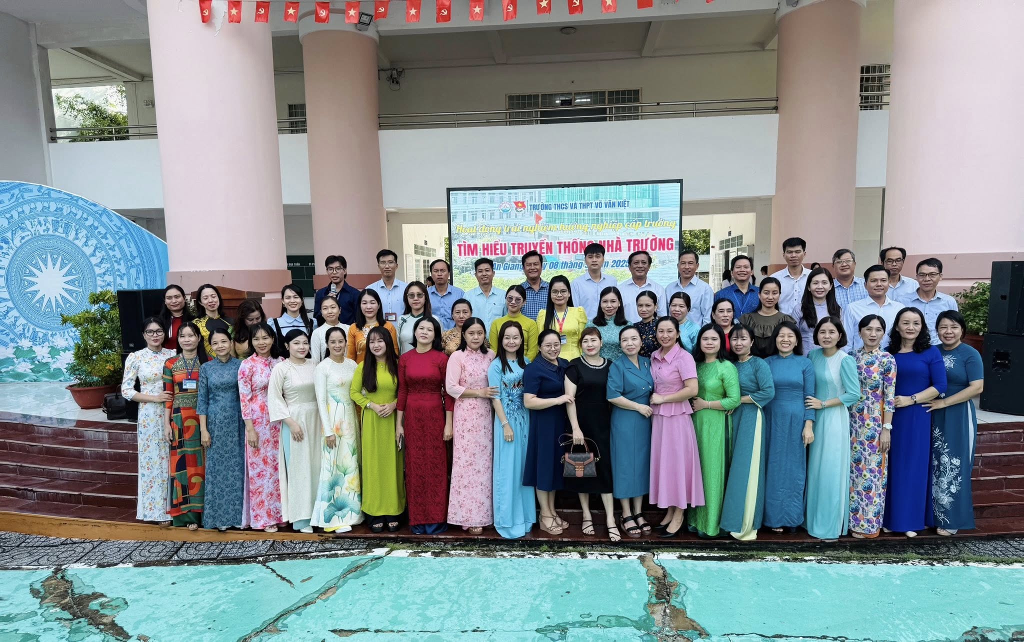 Có thể là hình ảnh về 2 người và văn bản