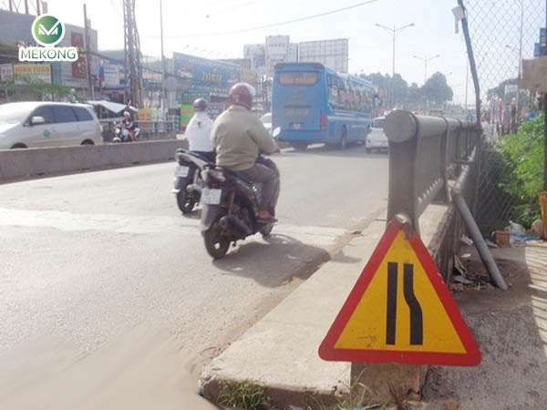 Biển báo tới đường hẹp