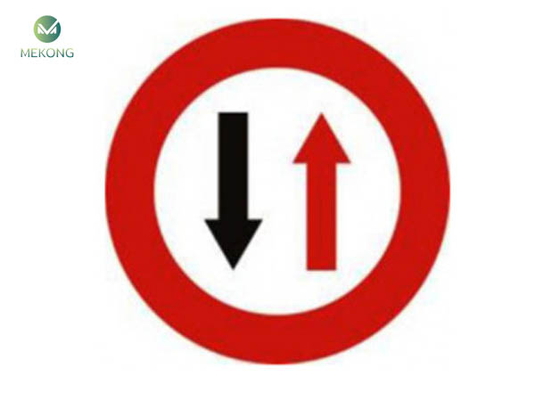 Loại biển báo ưu tiên qua đường hẹp là gì?