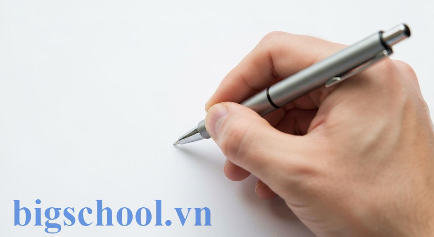 Một bàn tay đang viết cẩn thận bằng bút trên trang giấy trắng, tượng trưng cho việc áp dụng các quy tắc chính tả một cách chính xác.