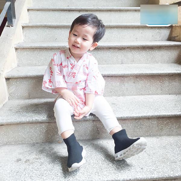 Nói chẳng ngoa, các cô chú cũng phải xách dép chạy theo phong cách của 5 nhóc tì này - 11