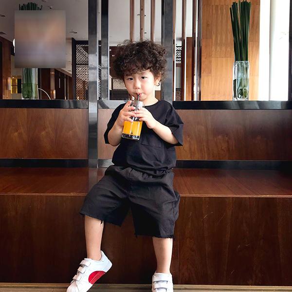 Nói chẳng ngoa, các cô chú cũng phải xách dép chạy theo phong cách của 5 nhóc tì này - 9