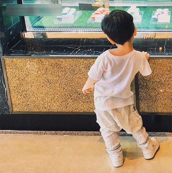 Nói chẳng ngoa, các cô chú cũng phải xách dép chạy theo phong cách của 5 nhóc tì này - 10