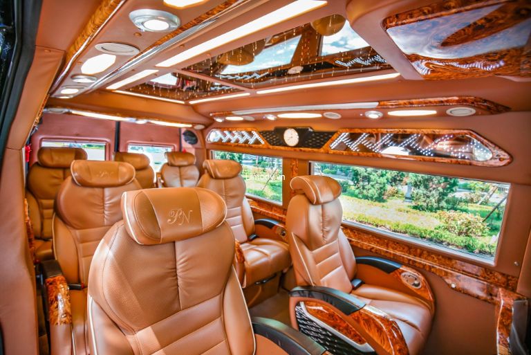 Ghế của hãng xe limousine Hà Nội Vinh Nghệ An này đều được bọc da để tăng trải nghiệm của hành khách khi sử dụng trong 6 -7 tiếng đồng hồ
