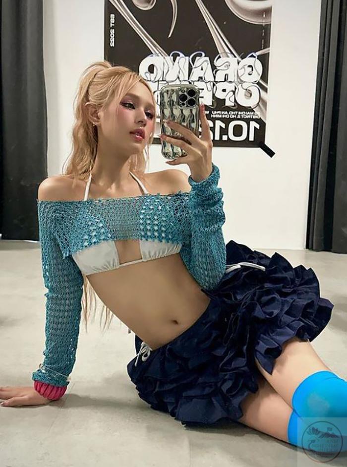 Cô xuất hiện với phong cách sexy khiến người xem