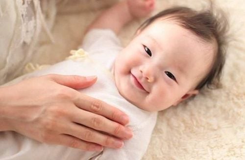 Khi bé được khoảng 2 tuần tuổi mẹ nên dạy trẻ sự khác biệt giữa ngày và đêm