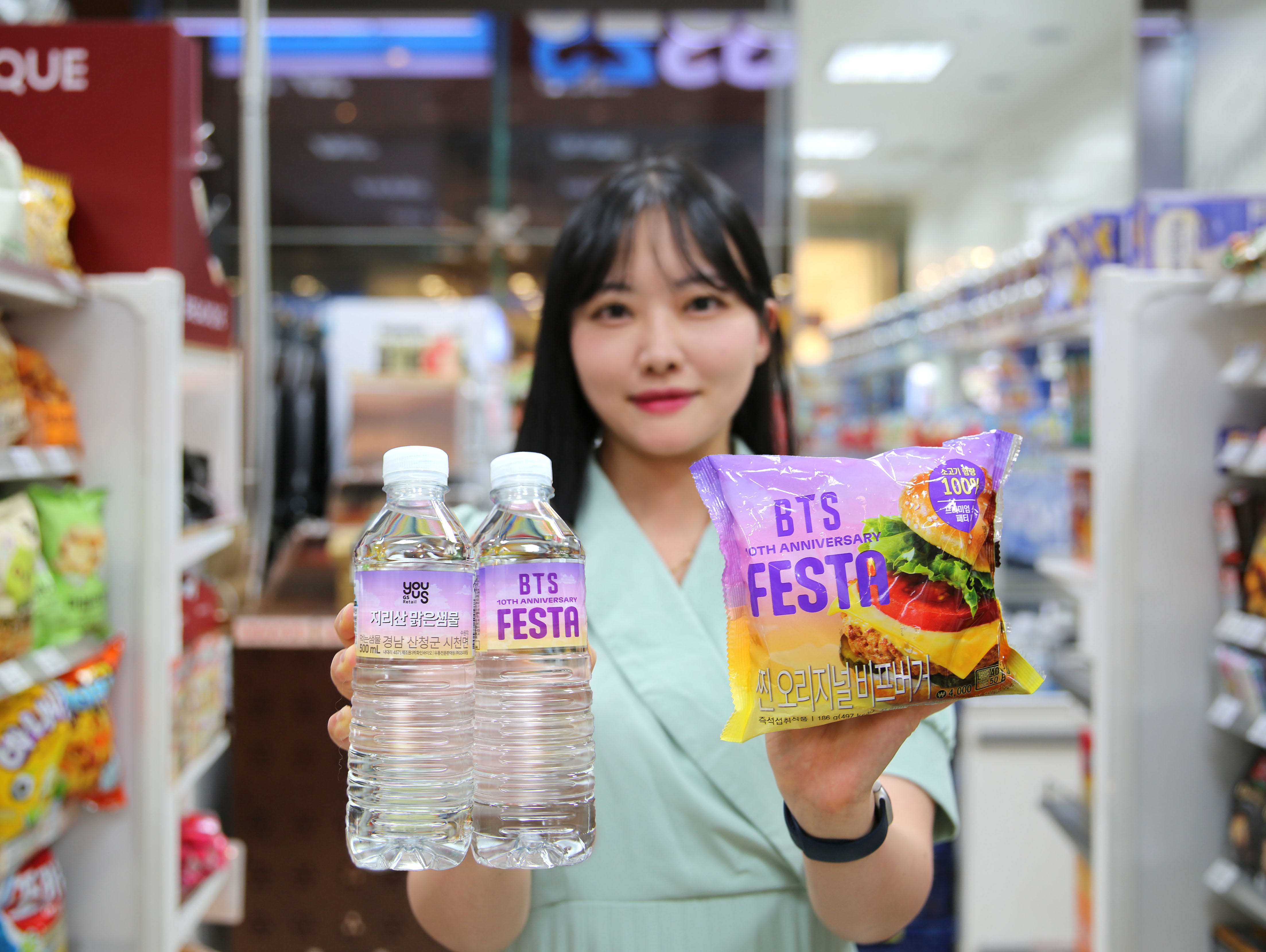 Số lượng du khách tăng đột biến ​​​giúp thúc đẩy doanh số bán hàng, đặc biệt là trong lĩnh vực du lịch và bán lẻ nội địa.