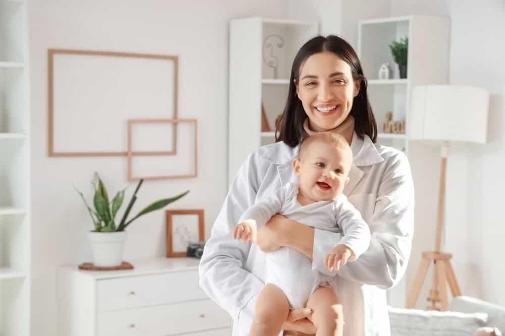 Cách bế trẻ sơ sinh