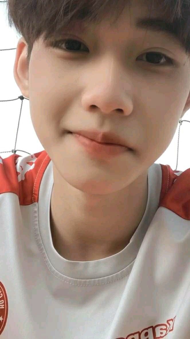 Hình trai 2k9 lan truyền nhanh chóng bởi phong cách giản dị nhưng ấn tượng