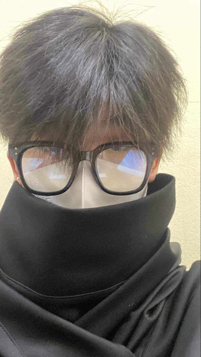 Ảnh trai K9 đeo khẩu trang