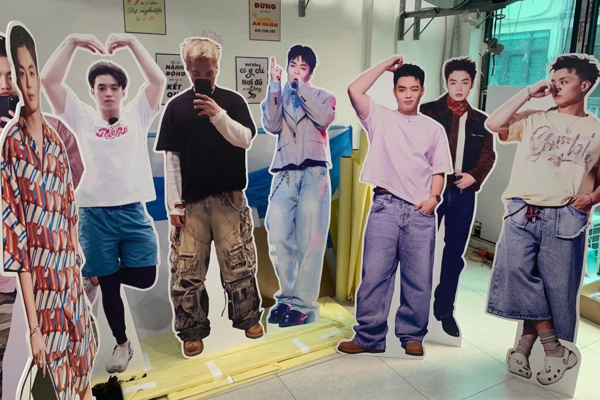standee hình người ca sĩ nhóm nhạc bts