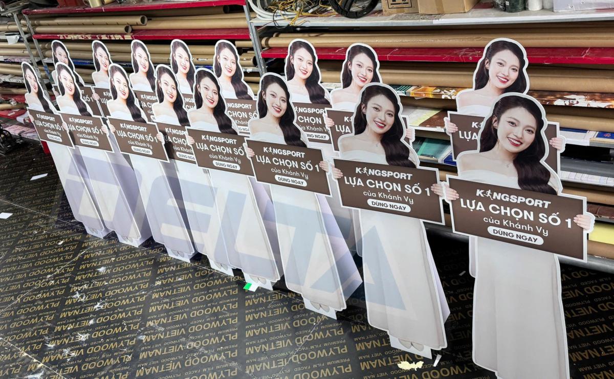 standee hình người ca sĩ negav