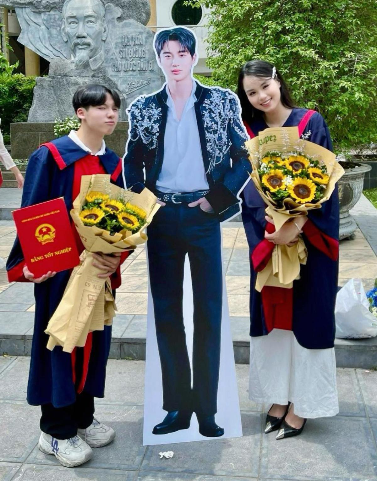 standee mô hình người chị khánh vi
