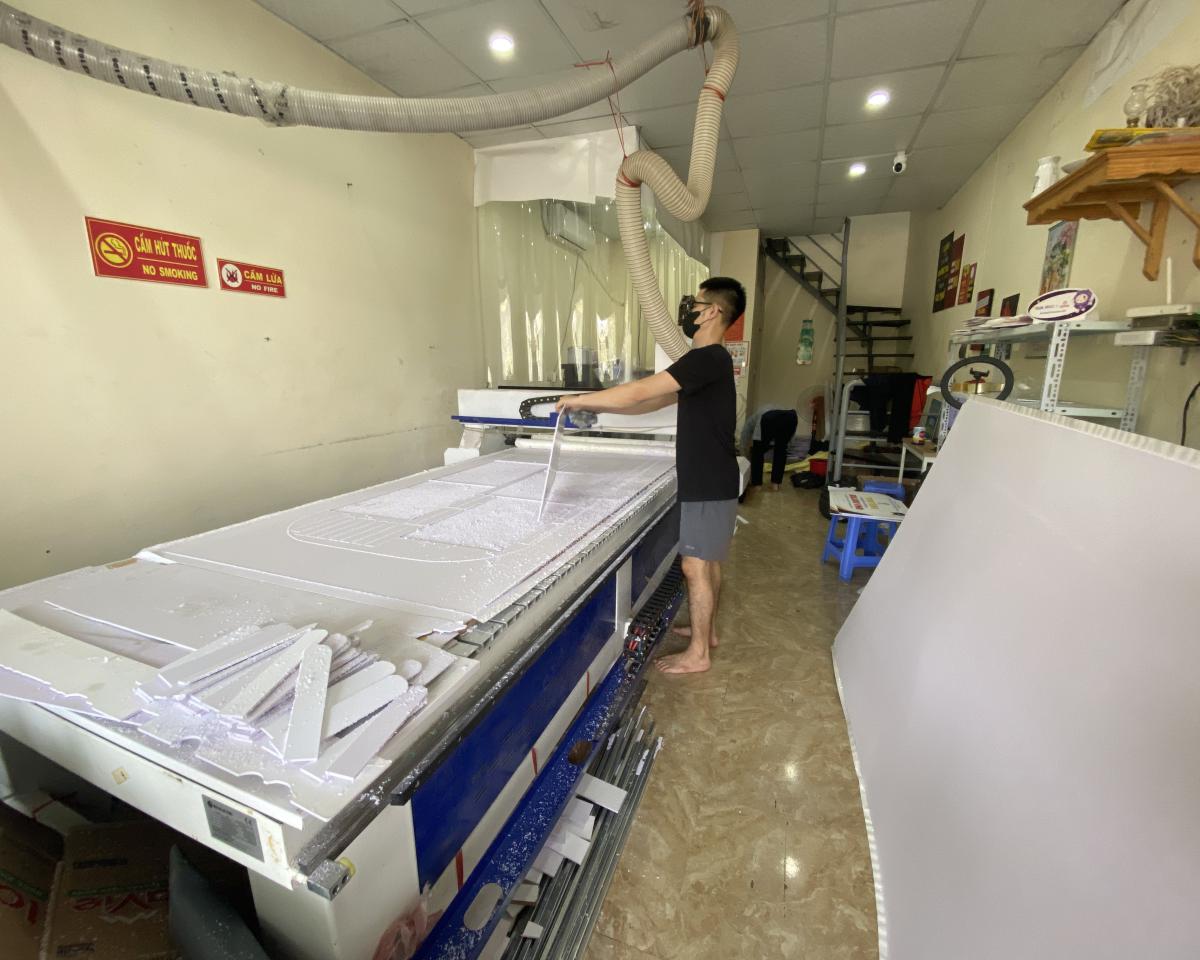 standee hình người bộ y tế