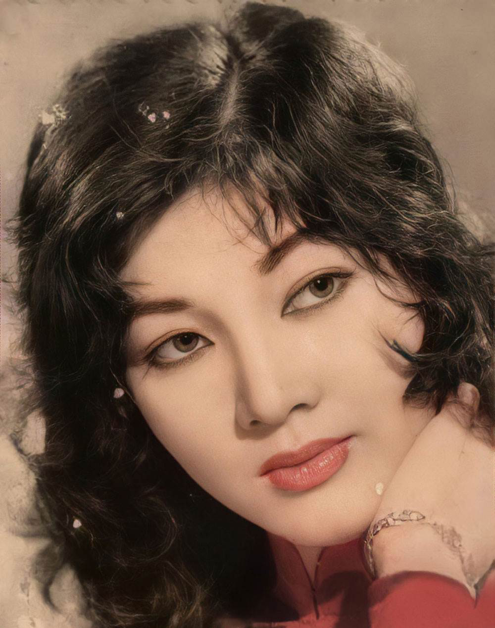 Sự nghiệp điện ảnh, sân khấu, ca nhạc vang bóng của ‘Người đẹp Bình Dương’ Thẩm Thúy Hằng