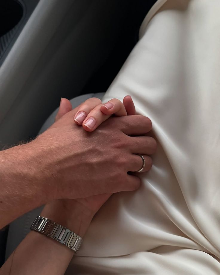 Hình ảnh nắm tay lãng mạn trong tình yêu