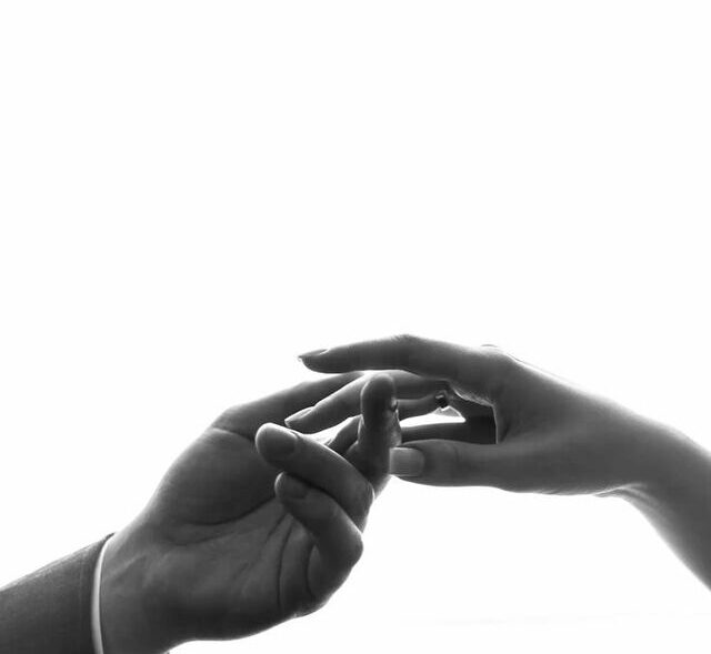 Ảnh cặp đôi yêu nhau nắm tay đẹp trong ngày kỷ niệm ý nghĩa