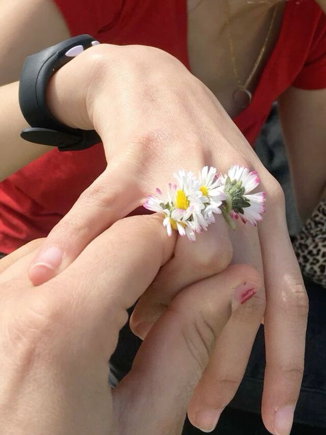 Ảnh chụp tay đeo nhẫn đôi trong lễ cưới