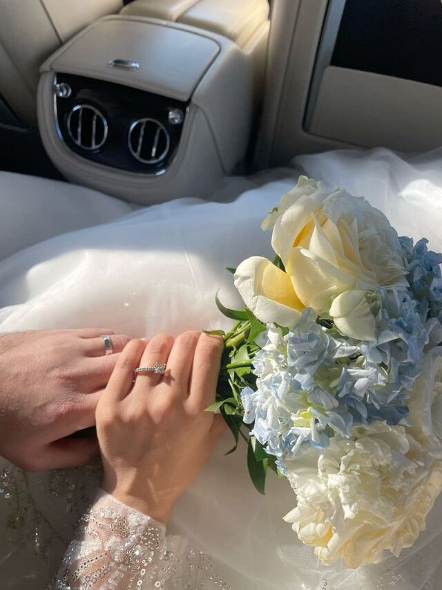 Ảnh cặp đôi yêu nhau nắm tay trong bộ ảnh cưới ngoại cảnh