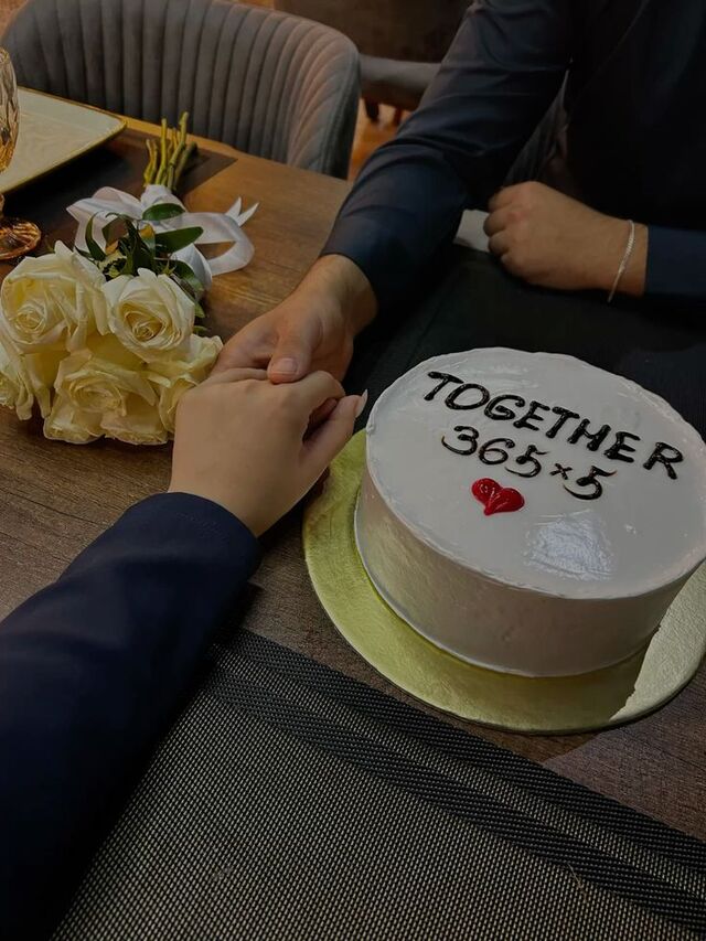 Ảnh cặp đôi yêu nhau nắm tay trong bộ ảnh cưới ngoại cảnh