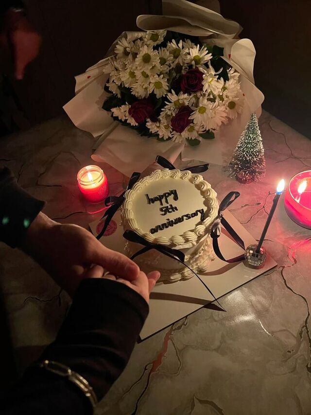 Hình ảnh nắm tay người yêu đi du lịch cùng nhau