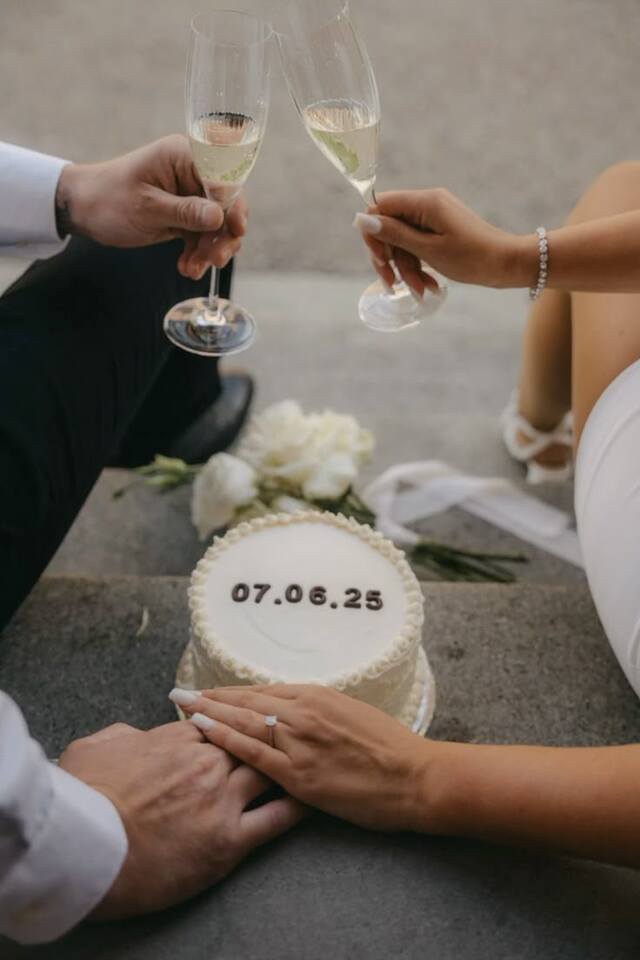 Hình đôi tay nắm chặt nhau trong chuyến đi du lịch tình yêu