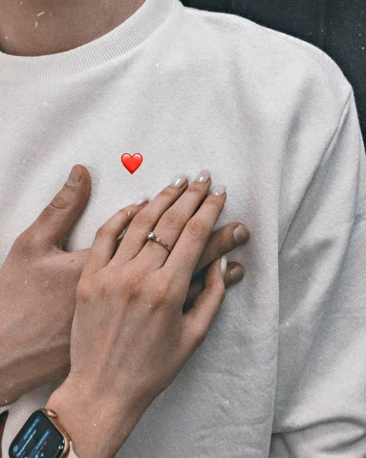 Hình ảnh đôi tay nắm nhau lưu giữ khoảnh khắc ý nghĩa của tình yêu