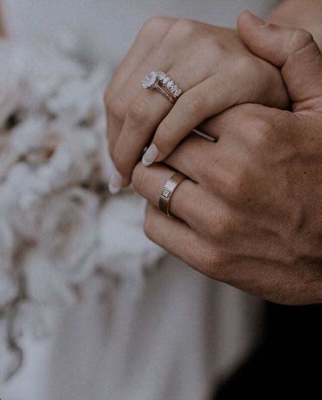 Ảnh đôi tay nghệ thuật đen trắng kết hợp hình ảnh nắm tay người yêu