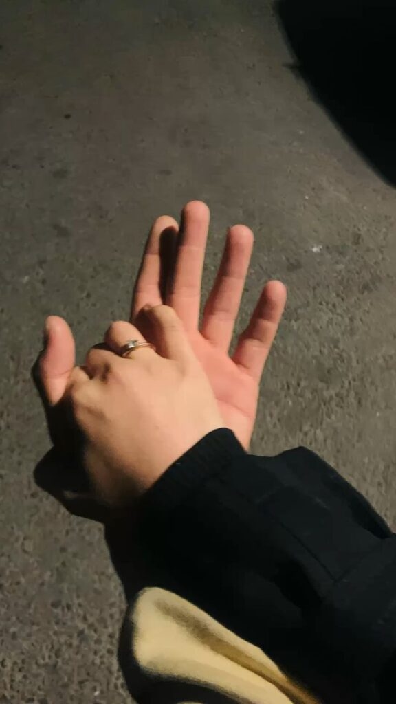 Chụp tay đôi đẹp trong khoảnh khắc ý nghĩa của cặp đôi