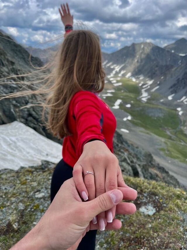 Hình ảnh cặp đôi nắm tay lãng mạn kết hợp hình đôi tay cho avatar