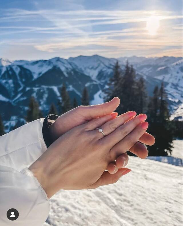 Chụp ảnh tay đôi phong cách tối giản, sử dụng typography