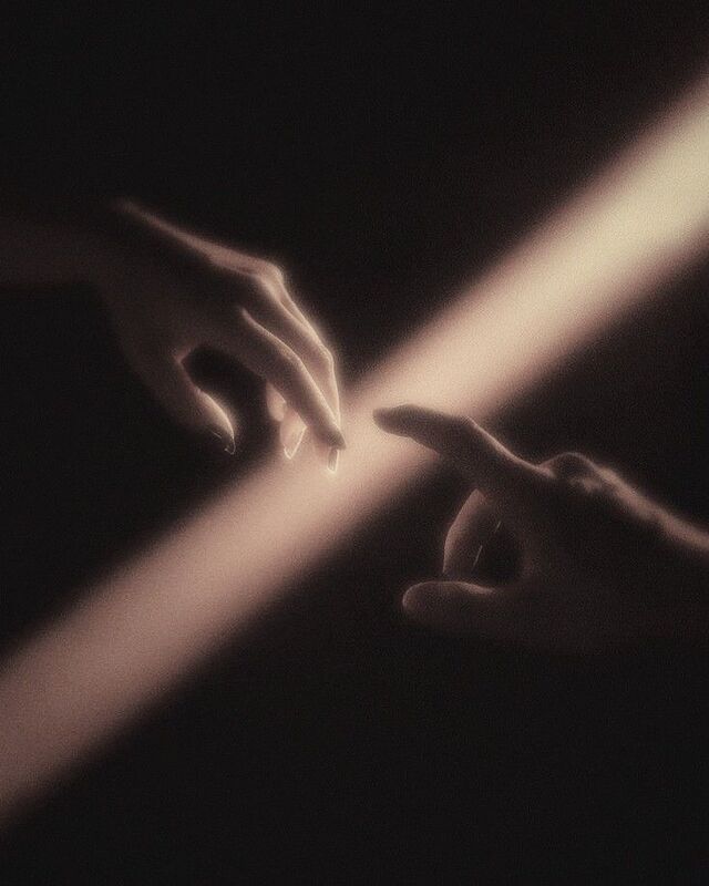 Chụp ảnh tay đôi nhẹ nhàng phong cách tối giản và typography ý nghĩa