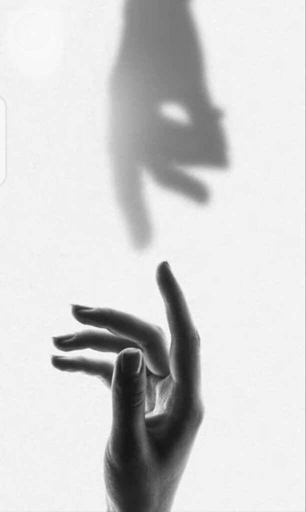 Cách chụp nắm tay đẹp để có hình nền nắm tay người yêu dễ thương nhất