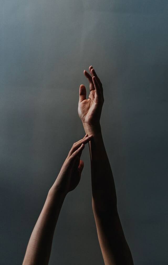 Hình ảnh nắm tay anime độc đáo cùng hình ảnh nắm tay lãng mạn